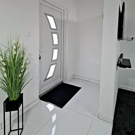 Airport Luxury 42 Guest house