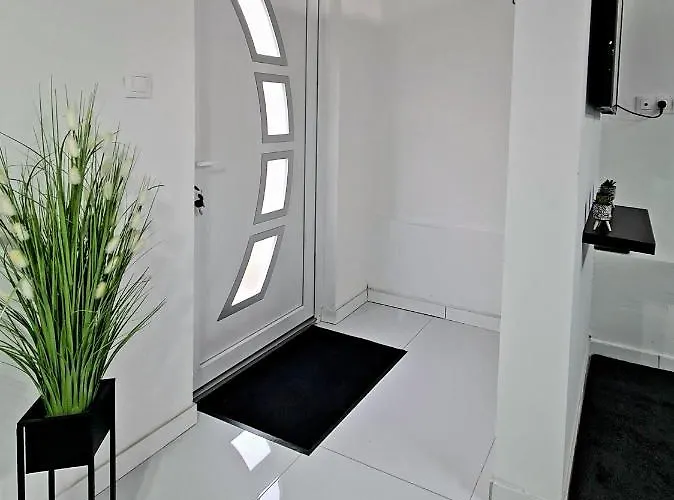 Airport Luxury 42 בית הארחה