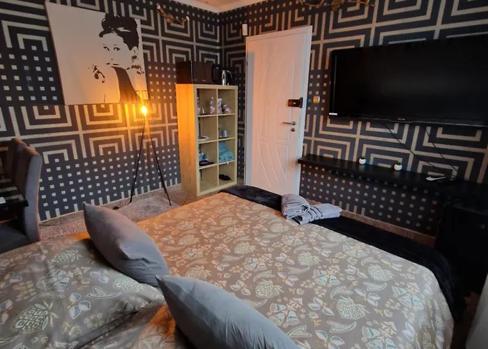 בית הארחה Airport Luxury 42 3*